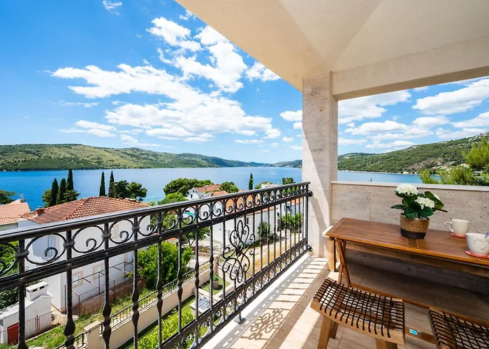 Sea View Apartment *